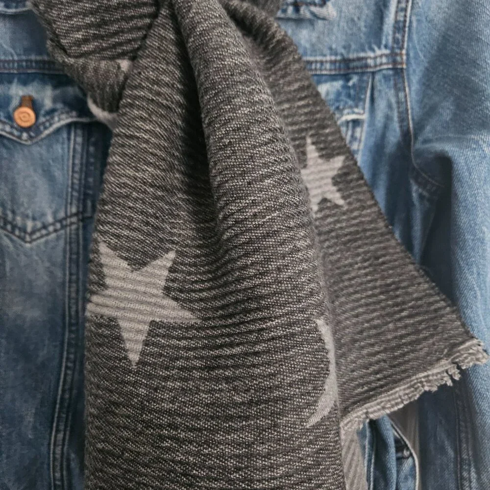 NWT Pretty Persuasions Reversible Gray Star Print Ripple Effect Scarf